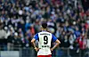 Wolfsburg-Kandidat Robert Glatzel steht auf dem Platz und blickt zu den HSV-Fans