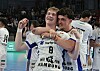 Anton Härtel und Toma Gadza bejubeln einen Sieg des HSV Hamburg in der Bundesliga