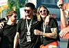 Nikola Vasilj und Jackson Irvine Arm in Arm