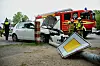 Ein umgerissener Laternenmast liegt vor einem verunfallten Auto.