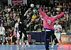 Yannik Bialowas von Erlangen wirft gegen Robin Haug vom HSVH