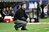 Eintracht-Frankfurt-Trainer Albert Riera kniet