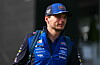 Max Verstappen schaut gespannt zur Seite