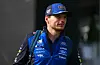 Max Verstappen schaut gespannt zur Seite