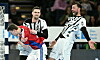 Hamburgs Toptorjäger Nicolaj Jørgensen (l.) wird von Kiels Abwehrchef Hendrik Pekeler gestoppt