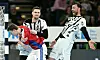 Hamburgs Toptorjäger Nicolaj Jørgensen (l.) wird von Kiels Abwehrchef Hendrik Pekeler gestoppt