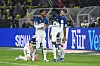 Warmed Omari, Jordan Torunarigha und Luka Vuskovic auf dem Spielfeld im Gespräch
