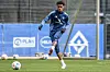 Warmed Omari spielt im Training einen Pass