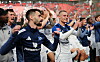 Miro Muheim feiert vor den HSV-Fans in Leverkusen die erfolgreiche Saison