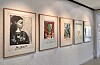 Plakate und Lithografien von Picasso hängen gerahmt an einer weißen Wand.