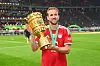 Harry Kane lächelnd mit dem DFB-Pokal im Arm