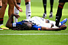 HSV-Verteidiger Jordan Torunarigha liegt am Boden