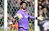 St. Pauli-Torhüter Nikola Vasilj breitet die Arme aus und schaut fragend