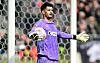 St. Pauli-Torhüter Nikola Vasilj breitet die Arme aus und schaut fragend