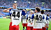Luka Vuskovic zeigt beim Torjubel sein Trikot mit der Nummer 44