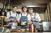 Marwan Bouyarden (v.l.), Fabian Hilbert und Nick Lehmann verkaufen die Steak-Sandwiches auf dem Isemarkt.