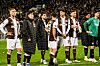 St. Pauli-Profis applaudieren nach dem 0:5 gegen den FC Bayern