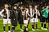 St. Pauli-Profis applaudieren nach dem 0:5 gegen den FC Bayern