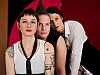 Die drei Performer:innen zeigen im Schauspielhaus, wie borniert manche Denkweisen in unserem Alltag sind – und wie queere Entfesselung aussehen kann.