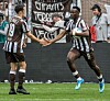 St. Pauli-Stürmer Abdoulie Ceesay klatscht nach seinem Tor gegen Mainz mit Vorlagengeber Martijn Kaars ab