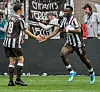 St. Pauli-Stürmer Abdoulie Ceesay klatscht nach seinem Tor gegen Mainz mit Vorlagengeber Martijn Kaars ab