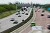 Viele Autos - viele Spuren: Manchmal geht es auf der Autobahn hoch her und es kann zu Missverständnissen kommen, etwa beim Überholen.