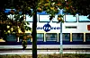 Ein Zug der Metronom Eisenbahngesellschaft GmbH steht auf einem Gleis im Bahnhof.