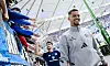 Robert Glatzel geht lächelnd vor der Nordtribüne des HSV entlang