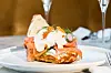Eggs Benedict lässt sich auch abwandeln: Statt gebratenem Schinken ist es auch mit Lachs ein Leckerbissen.