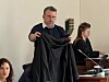 Der Verteidiger des Angeklagten, hält seinem Mandanten eine Jacke vor. Der 46-Jährige soll als Kokstaxi-Fahrer tätig gewesen sein.