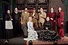 Im altertümlichen Kaminzimmer des Herrenhauses versammelt: das Ensemble von „Der Hund von Baskerville“ mit Gosta Liptow in der Rolle des Sherlock Holmes (hinten, 4.v.l.).