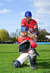 Alejandro Hiraldo und Jeremey Fernandez Ruiz posieren auf dem Baseball-Feld