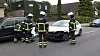 Feuerwehrkräfte vor dem am Unfall beteiligten VW.
