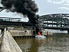 Boot brennt an den Elbbrücken - riesige Rauchwolke