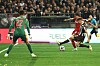 St. Pauli-Profi Karol Mets trifft Kölns Eric Martel am Fuß