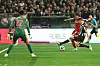 St. Pauli-Profi Karol Mets trifft Kölns Eric Martel am Fuß