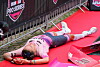 Laura Philipp liegt nach dem Ironman in Hamburg im Ziel
