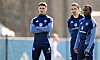 William Mikelbrencis, Rayan Philippe und Jean-Luc Dompé stehen zusammen auf dem Trainingsplatz.