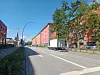 Zwischen dem roten Haus auf der linken und den Wohnhäusern auf den bunten Häusern auf der rechten Seite befindet sich die engste Stelle des Transportweges.