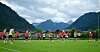 Die Mannschaft des FC St. Pauli trainiert vor Bergpanorama