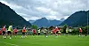 Die Mannschaft des FC St. Pauli trainiert vor Bergpanorama
