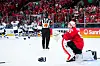 Leonardo Genoni trauert vor den feiernden Eishockey-Spielern aus Finnland