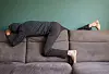 Wohnzimmer Couch Mann