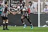 St. Paulis Abdoulie Ceesay (r.) klatscht mit Mitspieler Martijn Kaars ab.