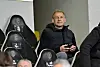 Jürgen Klinsmann sitzt im Stadion auf der Tribüne