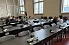 Die beiden Angeklagten, Ibrahim E. (links) und Yousif H. (rechts) verdecken zum Prozessauftakt ihre Gesichter.