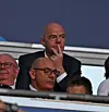 Gianni Infantiono auf der Tribüne sitzend.