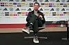 Nagelsmann sitzend auf einem Stuhl bei einer Pressekonferenz.