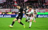 Mathias Pereira Lage von St. Pauli im Zweikampf mit Jan Thielmann von Köln vor einer TV-Kamera von Sky