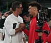 Aaron Rodgers und Patrick Mahomes tauschen sich aus.